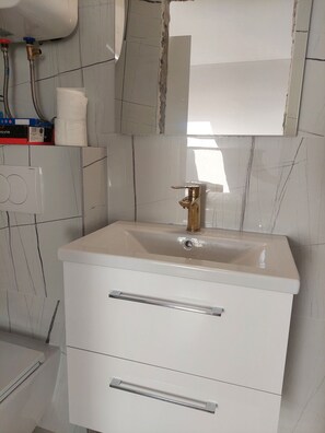 Departamento, 1 cama Queen size | Baño | Regadera y toallas 