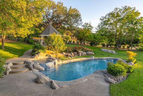 Oaks and Roses Ranch - Pool/Spa! Bocce, Volleyball and Firepit!