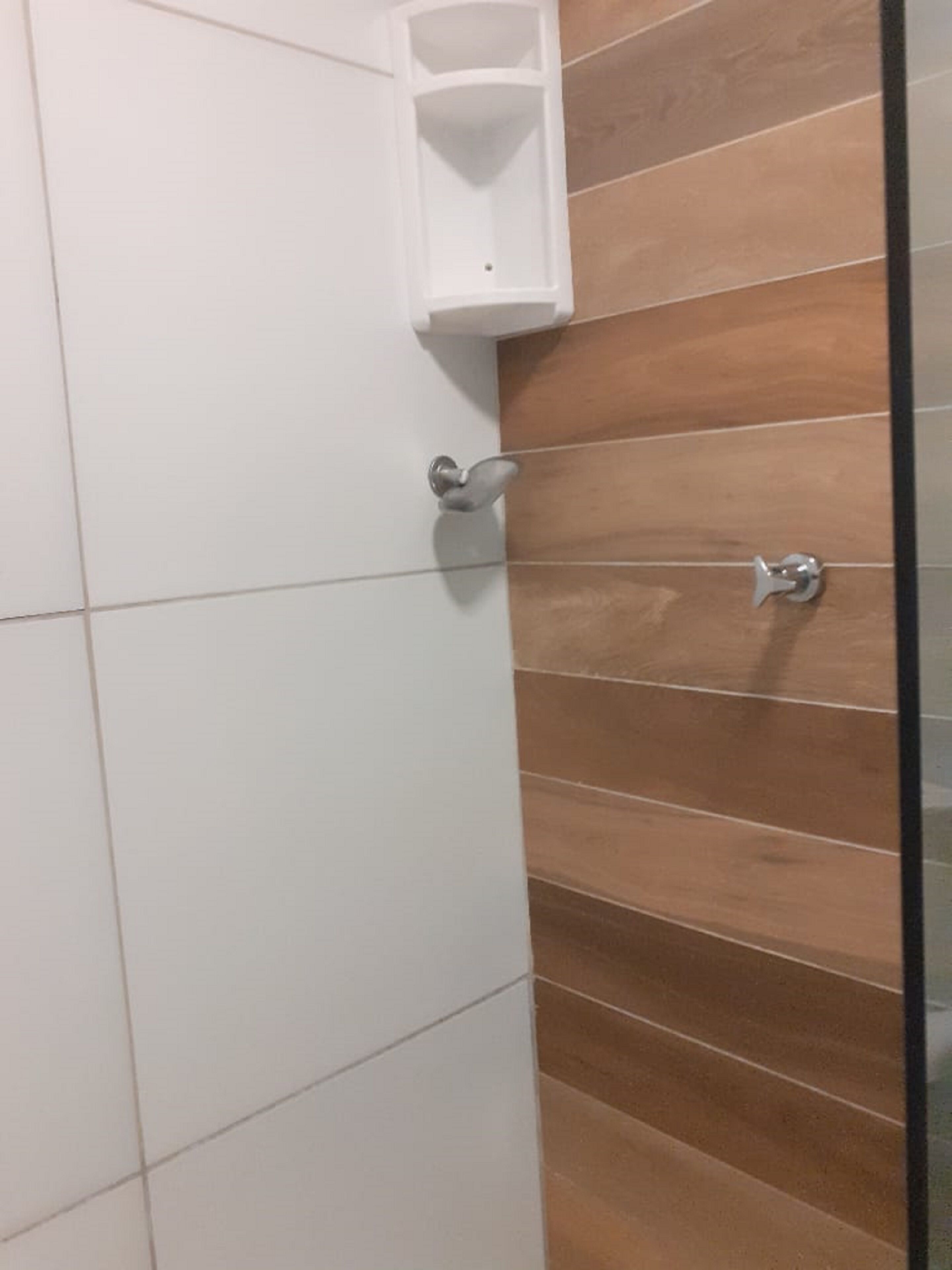 Quarto casal standard | Banheiro | Chuveiro, toalhas de banho
