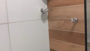 Quarto casal standard | Banheiro | Chuveiro, toalhas de banho