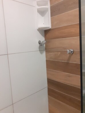 Standard-Doppelzimmer | Badezimmer | Dusche, Handtücher