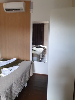 Minibar y ropa de cama 