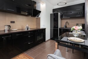 Microondas, utensilios de cocina, freezer