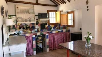 Réfrigérateur, micro-ondes, plaque de cuisson, cafetiÚre/bouilloire