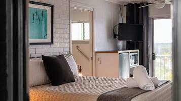 1 bedroom, desk, iron/ironing board, WiFi