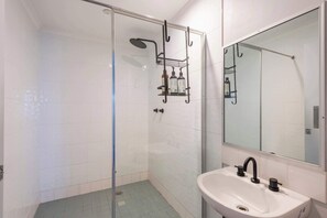 Shower, hair dryer, towels