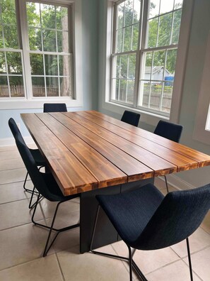 Dining - Charming Cottage in Tilghman Island—Walk to Marinas, Dining & Wedding Venues (Tilghman Island)