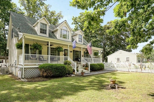 Charming Tilghman Island cottage—steps from marinas, restaurants & wedding venues.