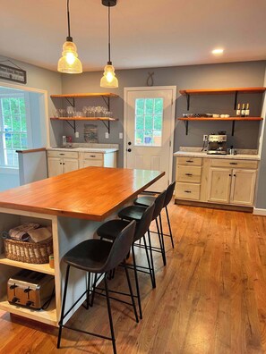 Dining - Charming Cottage in Tilghman Island—Walk to Marinas, Dining & Wedding Venues (Tilghman Island)