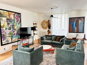 Fernseher, Kamin, Bücher, Drucker
