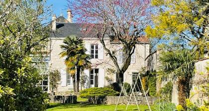 Charming house of 280m2 with heated swimming pool ...