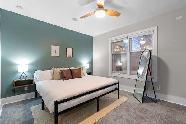 3 عدّة غرف نوم ومكواة/لوح كي وواي فاي وملاءات أسرّة