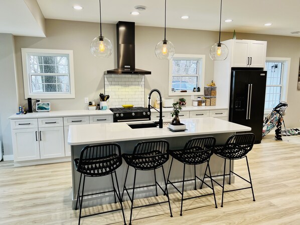 雪櫃、微波爐、焗爐、爐具