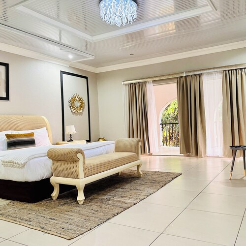 6bed & 5.5bath family home / Business accommodation