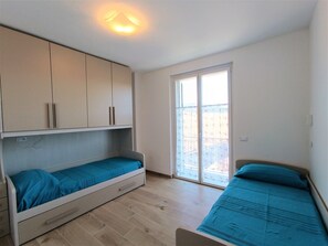2 habitaciones, escritorio y espacio para trabajar con laptop 