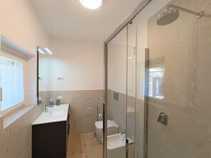 Apartment | Badezimmer | Dusche, Regendusche, Bidet, Toilettenpapier