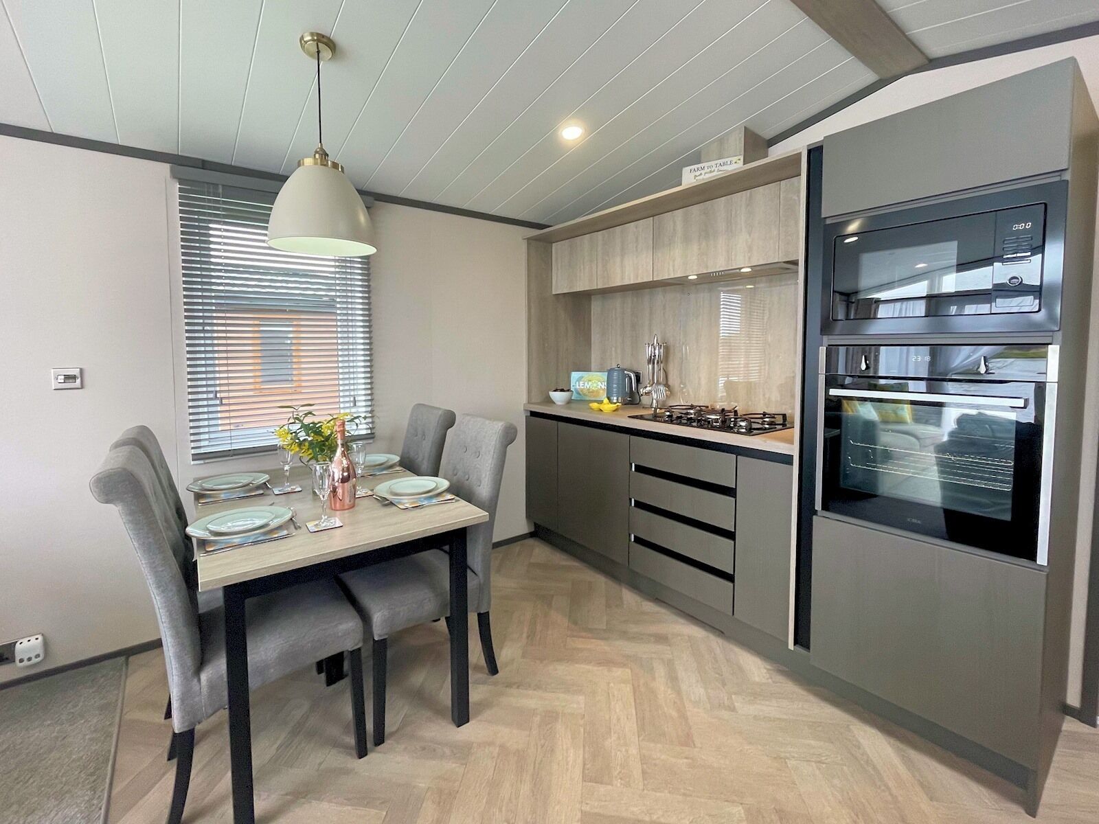 Beautiful Luxury Lakeside Lodge Hot Tub Views Pass the Keys