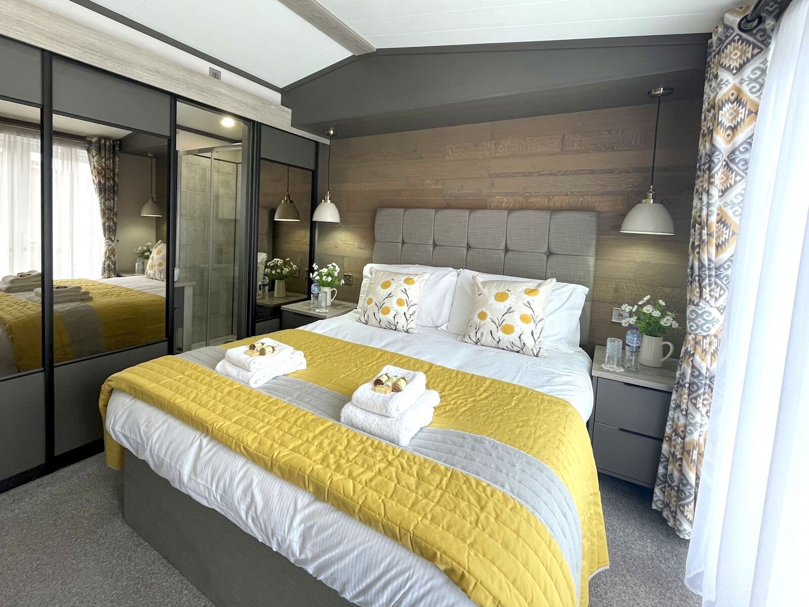 Beautiful Luxury Lakeside Lodge Hot Tub Views Pass the Keys