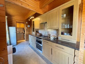 Geladeira, micro-ondas, fogão, lava-louças