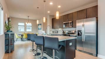 Kühlschrank, Mikrowelle, Ofen, Herdplatte