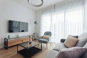 تلفزيون بشاشة مسطحة