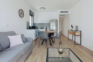 Flat-screen TV - Cozy 1BR Ben Yehuda by Holiday Rentals SAFE ROOM (Tel Aviv-Yafo)