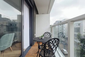 Outdoor dining - Cozy 1BR Ben Yehuda by Holiday Rentals SAFE ROOM (Tel Aviv-Yafo)