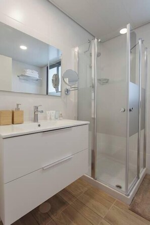 تجهيزات دش، مجففات شعر، مناشف، شامبو