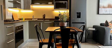 Réfrigérateur, four à micro-ondes, un four, surface de cuisson