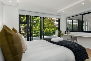 2 bedrooms, iron/ironing board, internet, bed sheets - Designer Apartment in Sea Point (Cape Town)