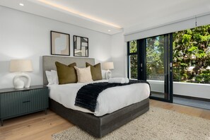 2 bedrooms, iron/ironing board, internet, bed sheets - Designer Apartment in Sea Point (Cape Town)