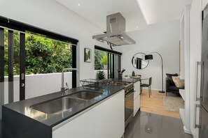 Frigorifero, microonde, forno, piano cottura