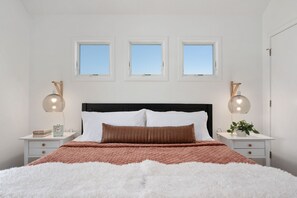 6 bedrooms, desk, iron/ironing board, travel cot