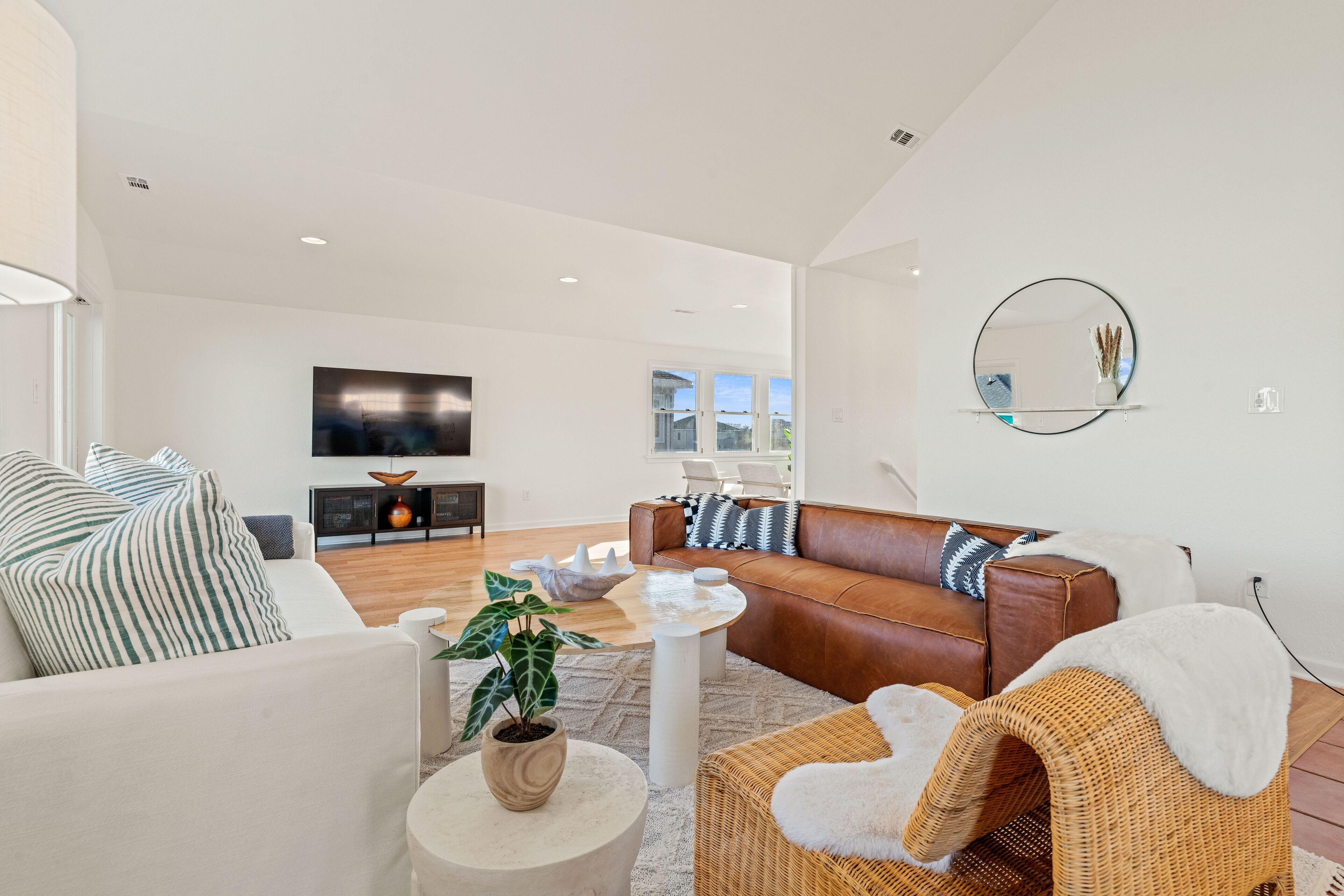 2 Min Walk to the Beach, Ocean View, Heated Pool, Sleeps 14,Modern decor, Hottub