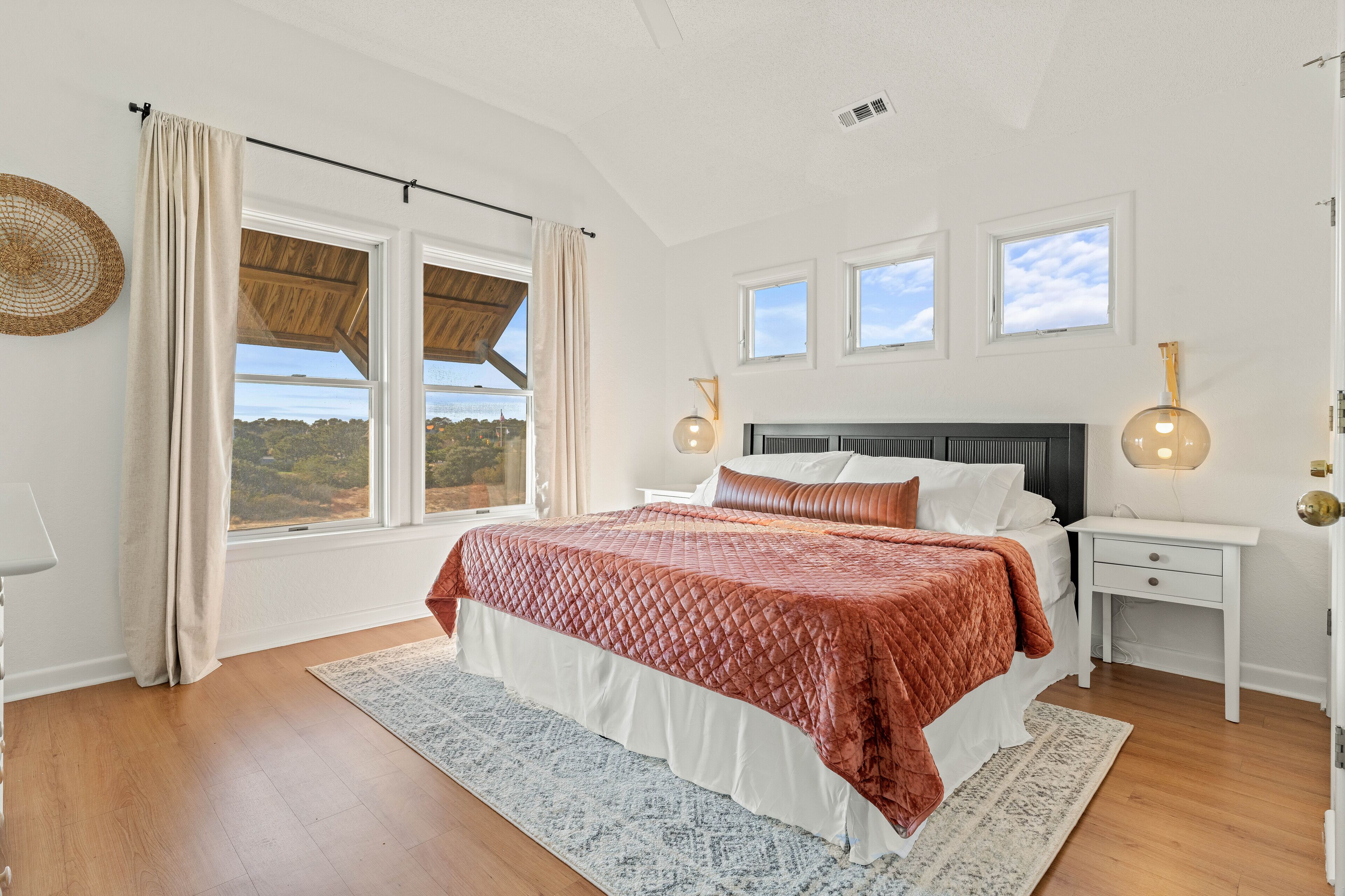 2 Min Walk to the Beach, Ocean View, Heated Pool, Sleeps 14,Modern decor, Hottub