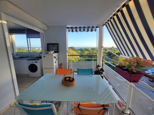 A 5 minutes à pied de la plage, joli appartement T2 avec vue mer des Caraïbes.