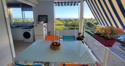 A 5 minutes Ă pied de la plage, joli appartement T2 avec vue mer des CaraĂŻbes.