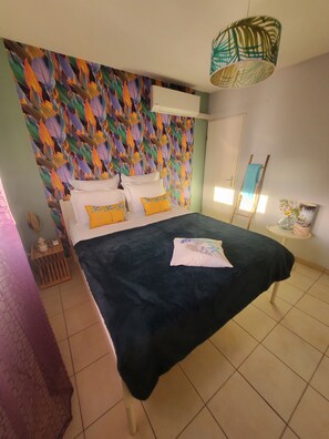 1 habitación, tabla de planchar con plancha y cuna de viaje 