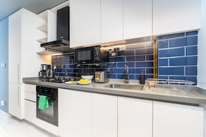 Coffee/tea maker, fridge, microwave, oven