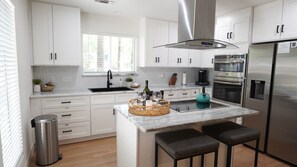 Refrigerador, microondas, horno, lavavajillas