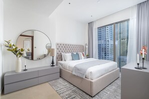 1 dormitorio, escritorio, tabla de planchar con plancha y wifi