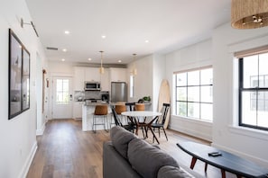 Deluxe-Haus, 2 Schlafzimmer | Wohnbereich | 52-Zoll-Flachbildfernseher mit Satellitenempfang, Fernseher, Netflix