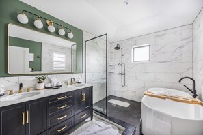 Casa ejecutiva, 4 habitaciones | Baño | Ducha y bañera combinadas y bañera profunda