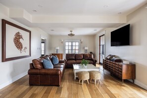 บ้านพักเอ็กเซกคิวทีฟ, 4 ห้องนอน | บริเวณนั่งเล่น | ทีวีจอแบน 52 นิ้ว พร้อมช่องดาวเทียม, ทีวี, Netflix