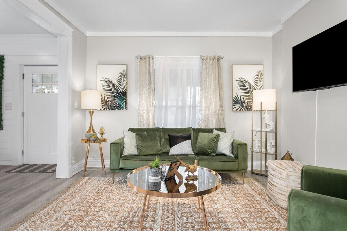 Large_Stylish Stay_Mins from Downtown/King Beds