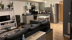 Un apartamento moderno con sala de estar, cocina y comedor.