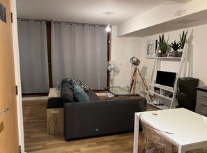 Estudio, 1 cama de matrimonio | Zona de estar