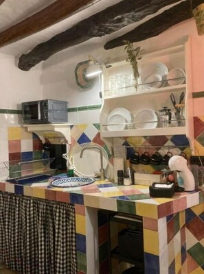 Refrigerador, microondas, parrilla de estufa y cafetera y tetera 