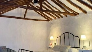 Ein Schlafzimmer mit einem Bett, Nachttischen und einem Sessel.