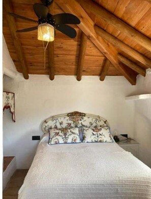 3 bedrooms, travel cot, WiFi